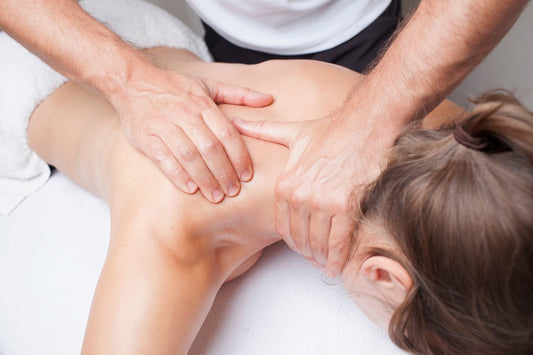 Nackenmassage: Therapeutenhände massieren gezielt Schulter-Nacken-Bereich für Schmerzlinderung während einer Wellness-Massage im ZAR Ulm.